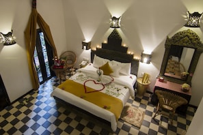 Pillow-top beds, minibar, in-room safe, individually decorated - Petit Temple Suite & Spa (Siem Reap)
