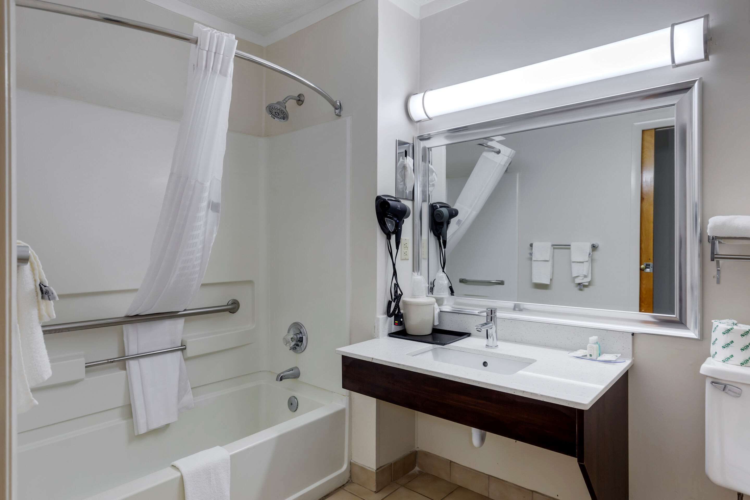 Chambre, 1 très grand lit, accessible aux personnes à mobilité réduite, non-fumeur (Efficiency) | Salle de bain | Ensemble baignoire-douche, articles de toilette (gratuits)