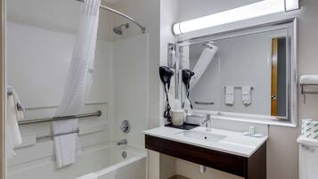 Chambre, 1 très grand lit, accessible aux personnes à mobilité réduite, non-fumeur (Efficiency) | Salle de bain | Ensemble baignoire-douche, articles de toilette (gratuits)