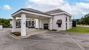 A modern building with a covered parking area and a sign indicating 'Quality' and 'Welcome'. - Quality Inn - Roxboro South (Roxboro)