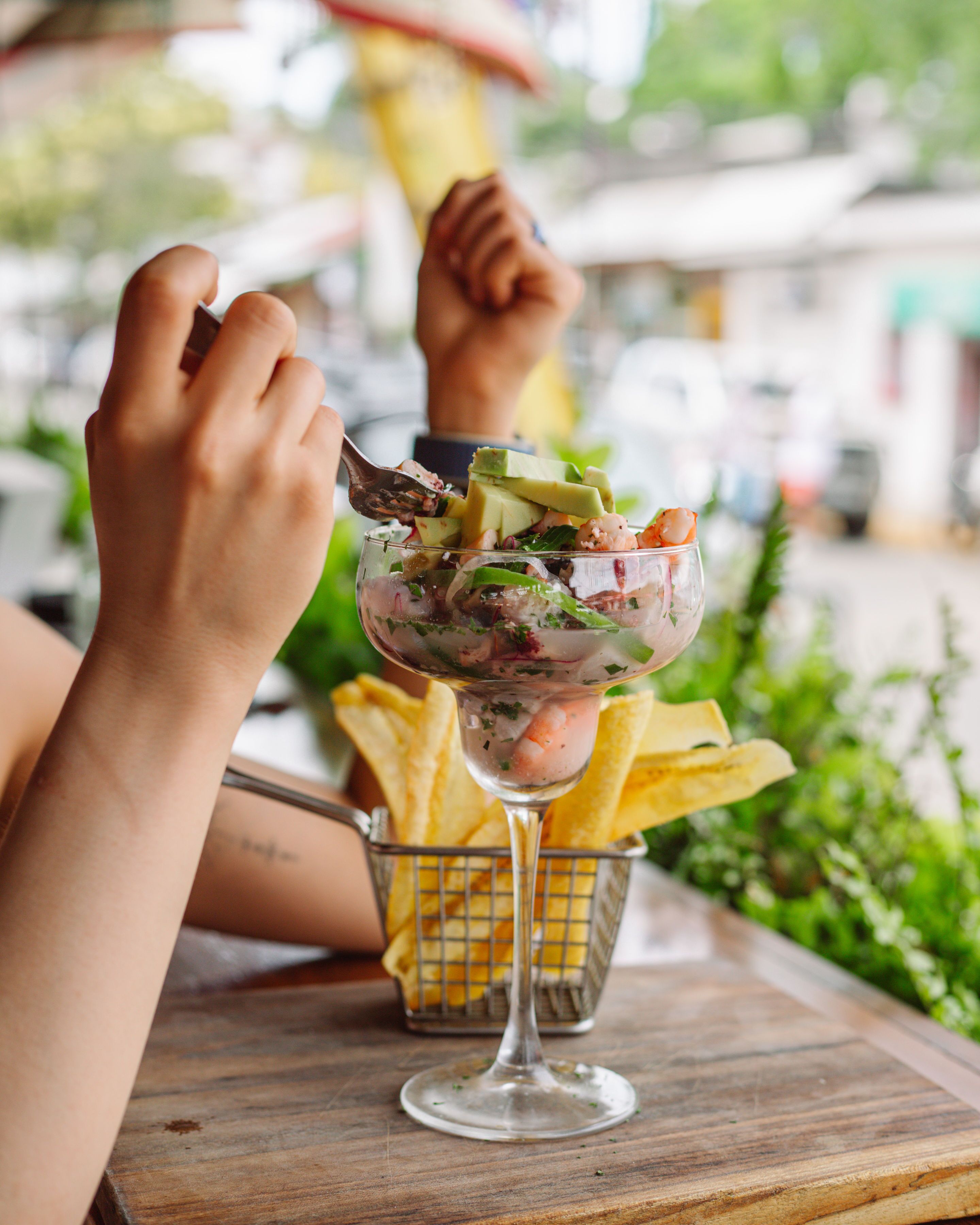 Une personne mangeant un plat de fruits de mer à l’aide d’une fourchette.