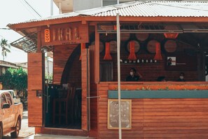 Un edificio de madera con un letrero que dice "Café en el Bosque".