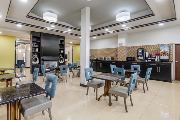 Café da manhã com buffet grátis todos os dias
