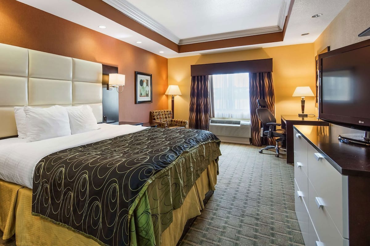 In-room safe, desk, laptop workspace, iron/ironing board