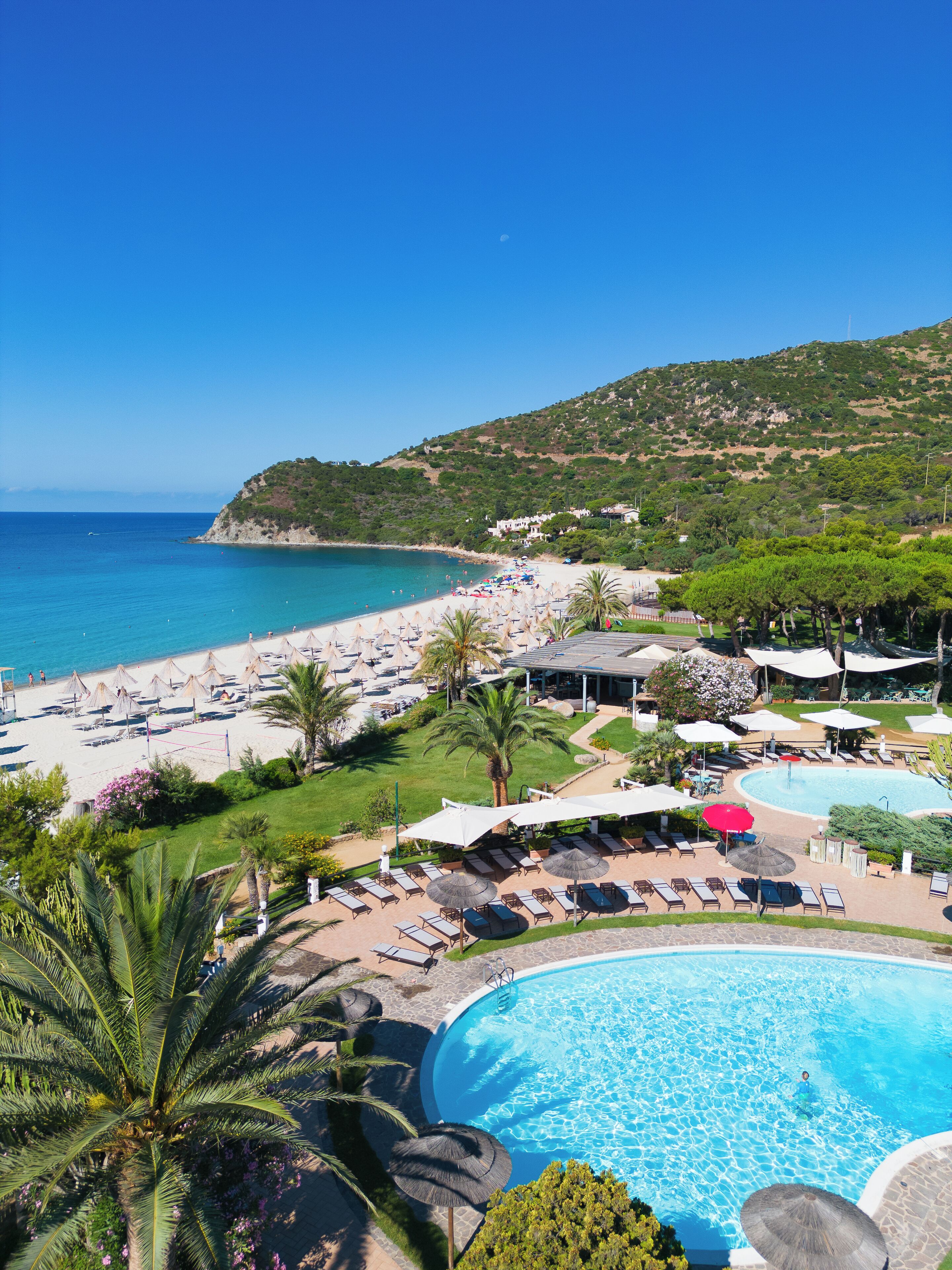 2 outdoor pools, pool loungers