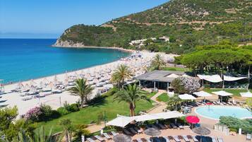 2 outdoor pools, pool loungers