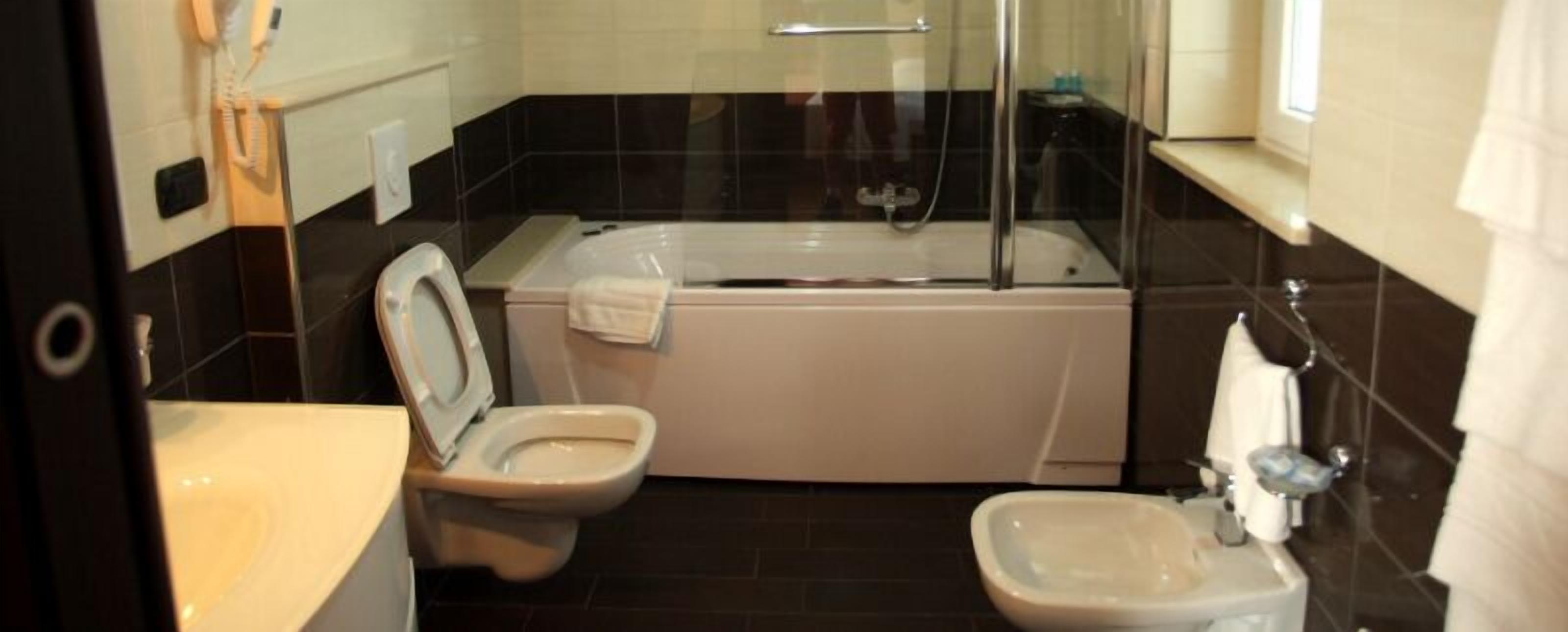 triple room | bathroom | free toiletries, hair dryer, bathrobes, slippers