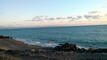 En la playa y playa de arena blanca