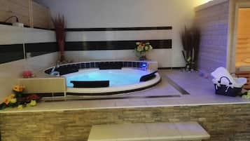 Sauna, Whirlpool, Körperbehandlungen, Tiefengewebe-Massagen