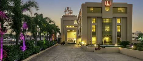 Boendets fasad - kväll/natt