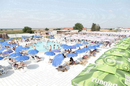 Pool. Hotel Novella Uno