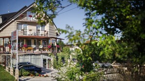 A hotel with a balcony, outdoor seating, and a visible entrance. - Hotel Novella Uno (Novi Banovci)