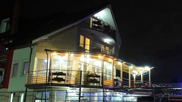 住宿正面 (夜晚)
