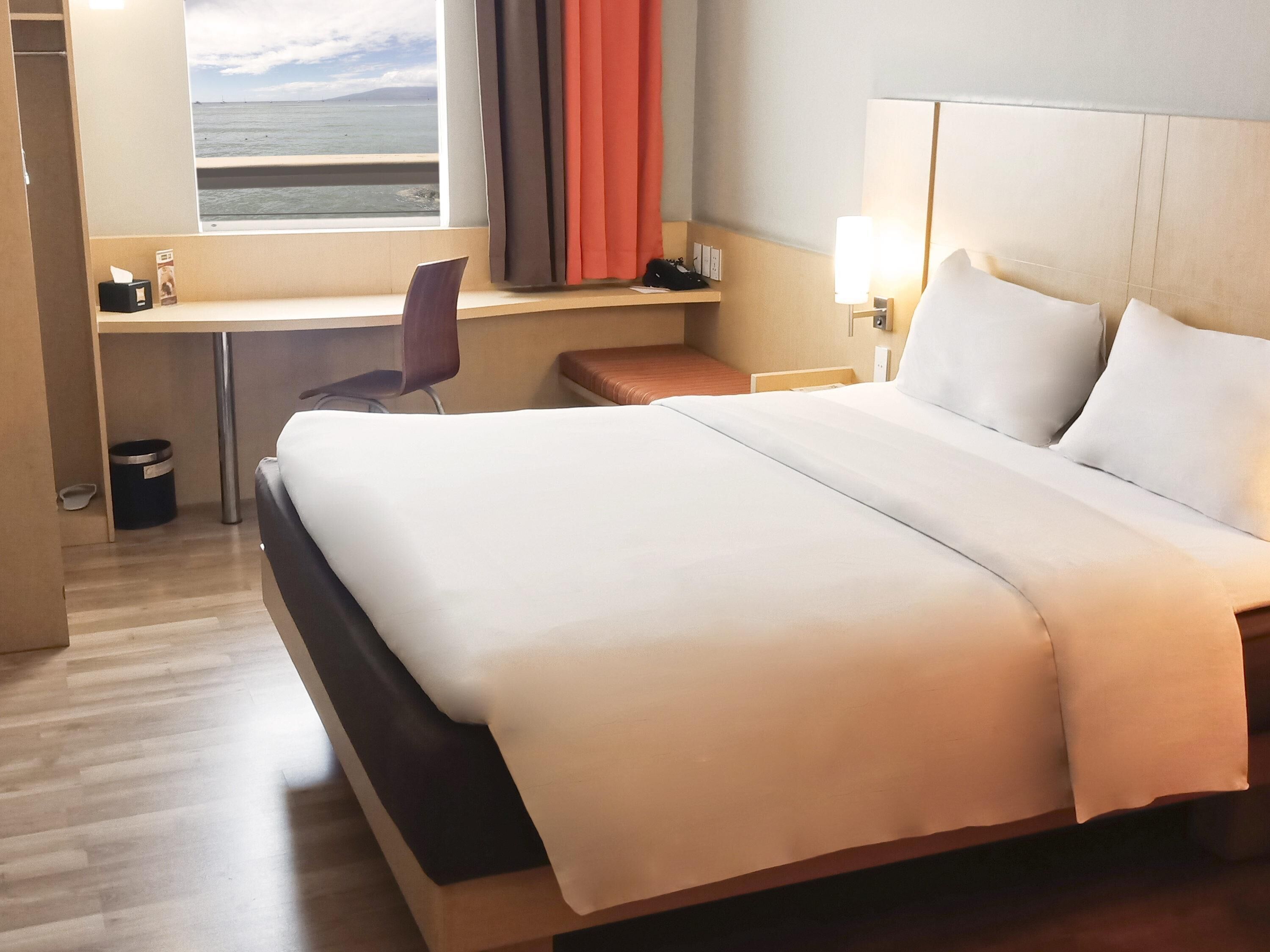 Minibar, caja de seguridad en la habitación y escritorio 