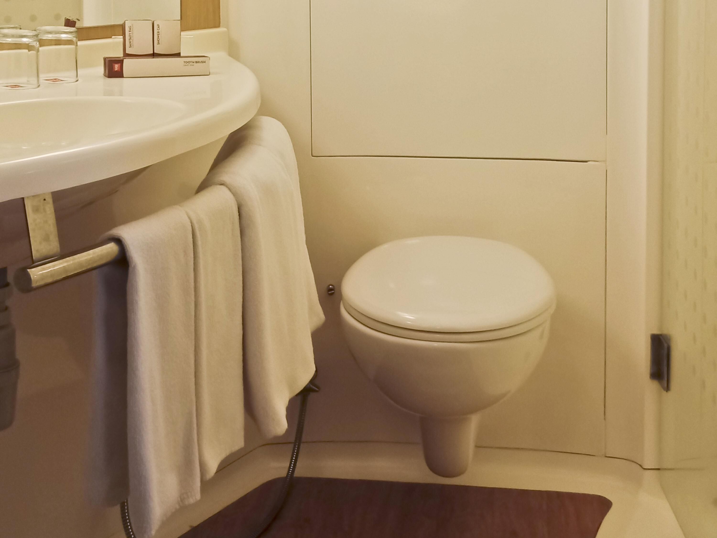 Minibar, värdeförvaringsskåp på rummet och skrivbord