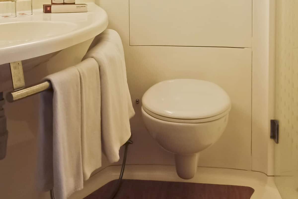 Minibar, värdeförvaringsskåp på rummet och skrivbord