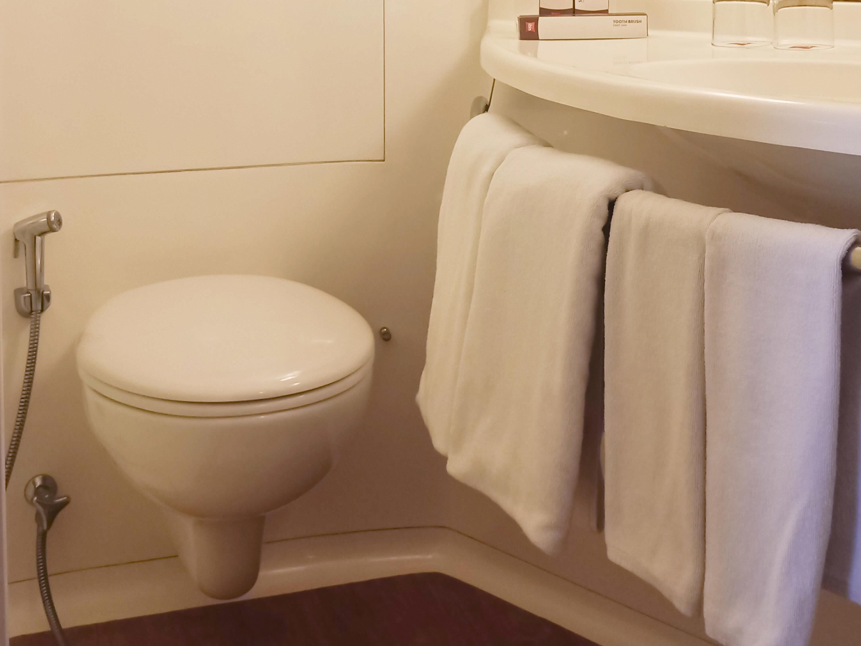 Minibar, värdeförvaringsskåp på rummet och skrivbord