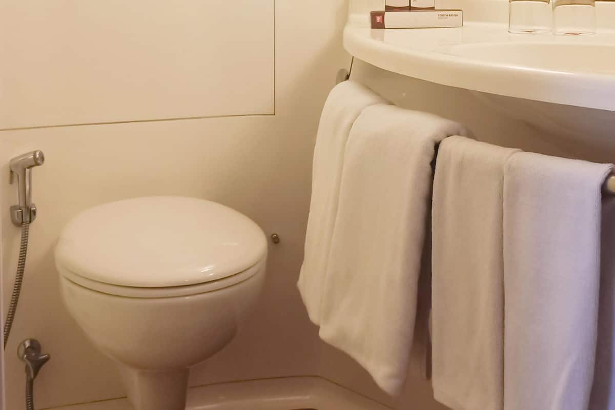 Minibar, värdeförvaringsskåp på rummet och skrivbord