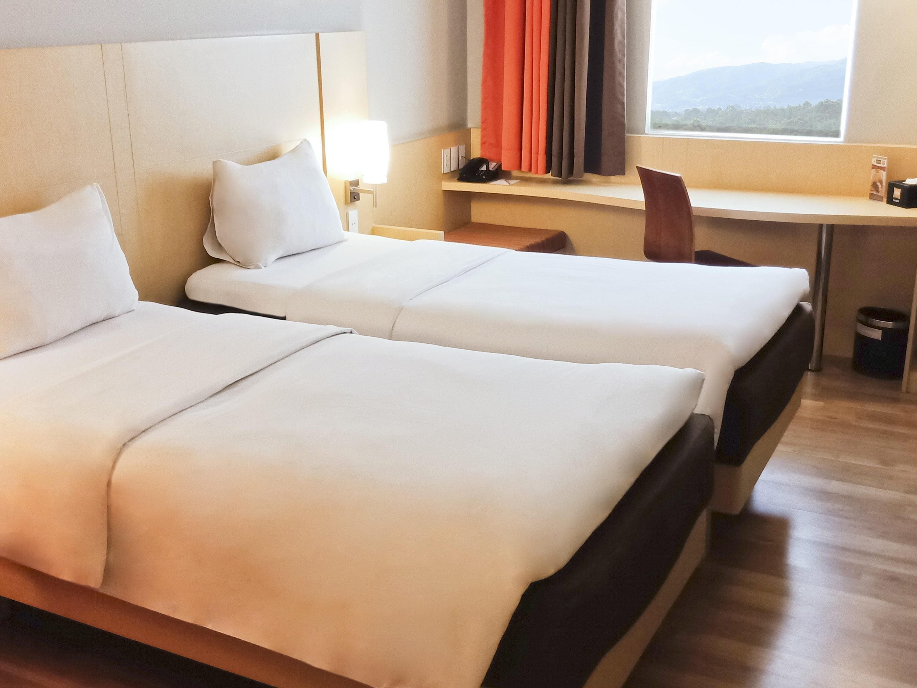 Minibar, safe på rommet, skrivebord og blendingsgardiner