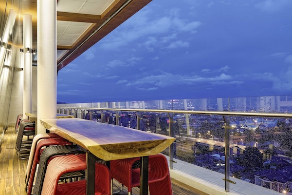 Cucina internazionale, con vista sul mare