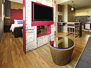 Minibar, caja de seguridad en la habitación y escritorio 