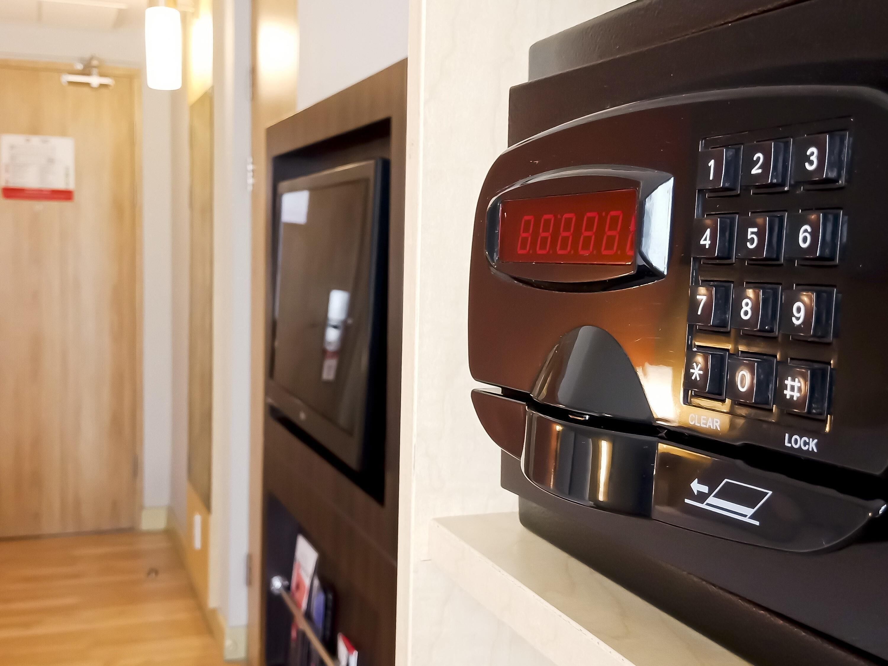 Minibar, caja de seguridad en la habitación y escritorio 