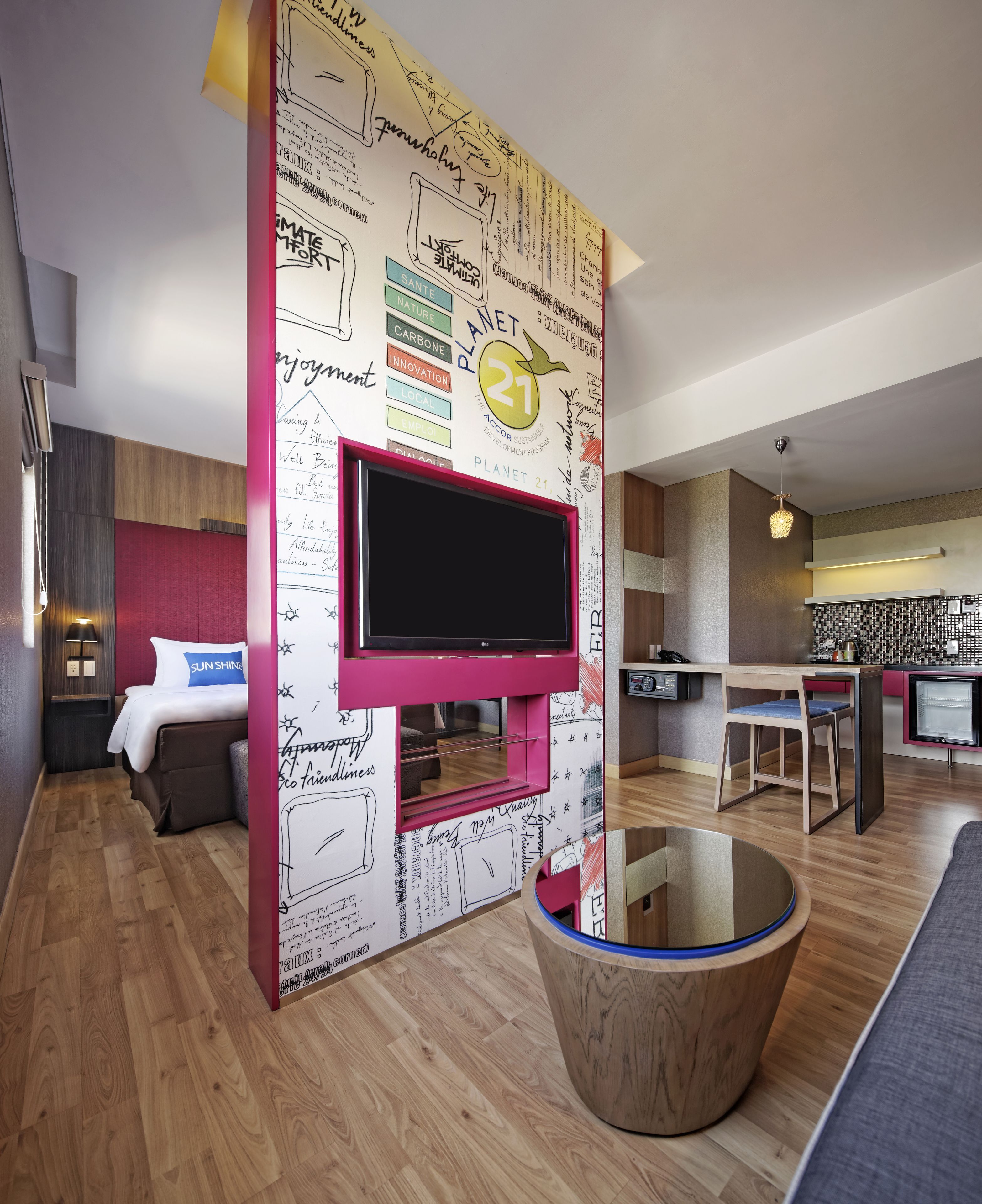 ميني بار وخزنة داخل الغرفة ومكتب وستائر تعتيم