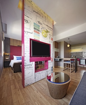 Businesssviitti, vuoristonäköala | Minibaari, tallelokero huoneessa, työpöytä, pimennysverhot