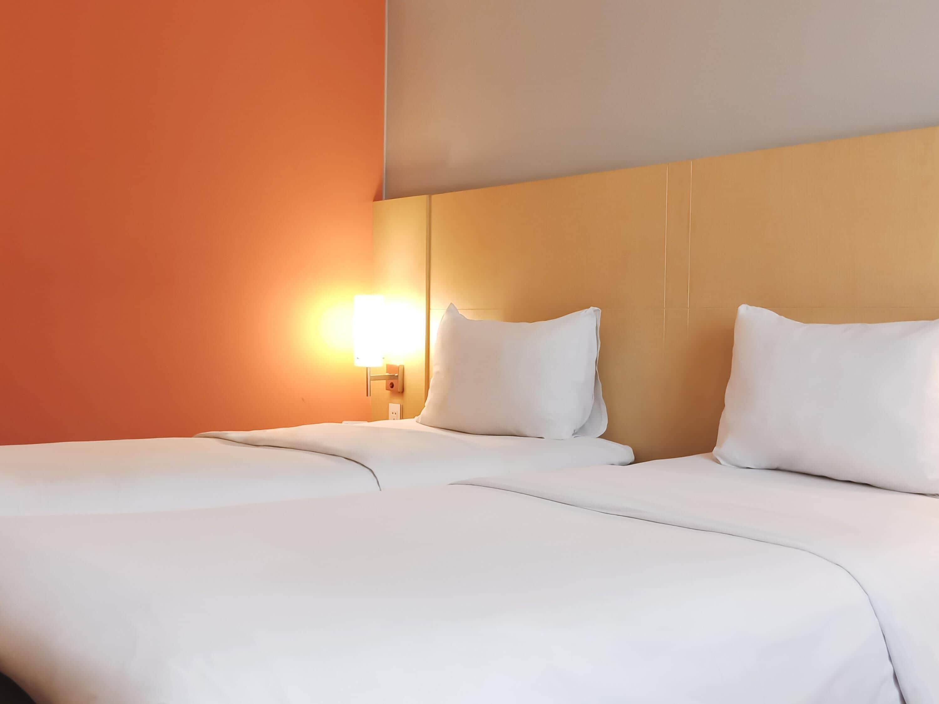 Minibar, safe på rommet, skrivebord og blendingsgardiner