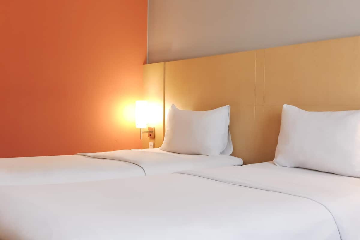 Minibar, safe på rommet, skrivebord og blendingsgardiner