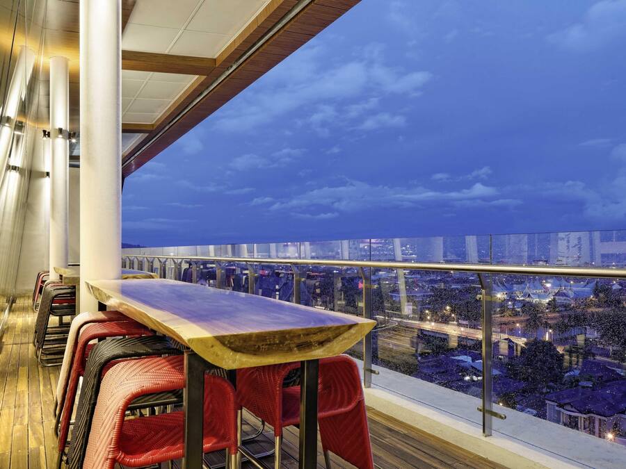 International cuisine, ocean views