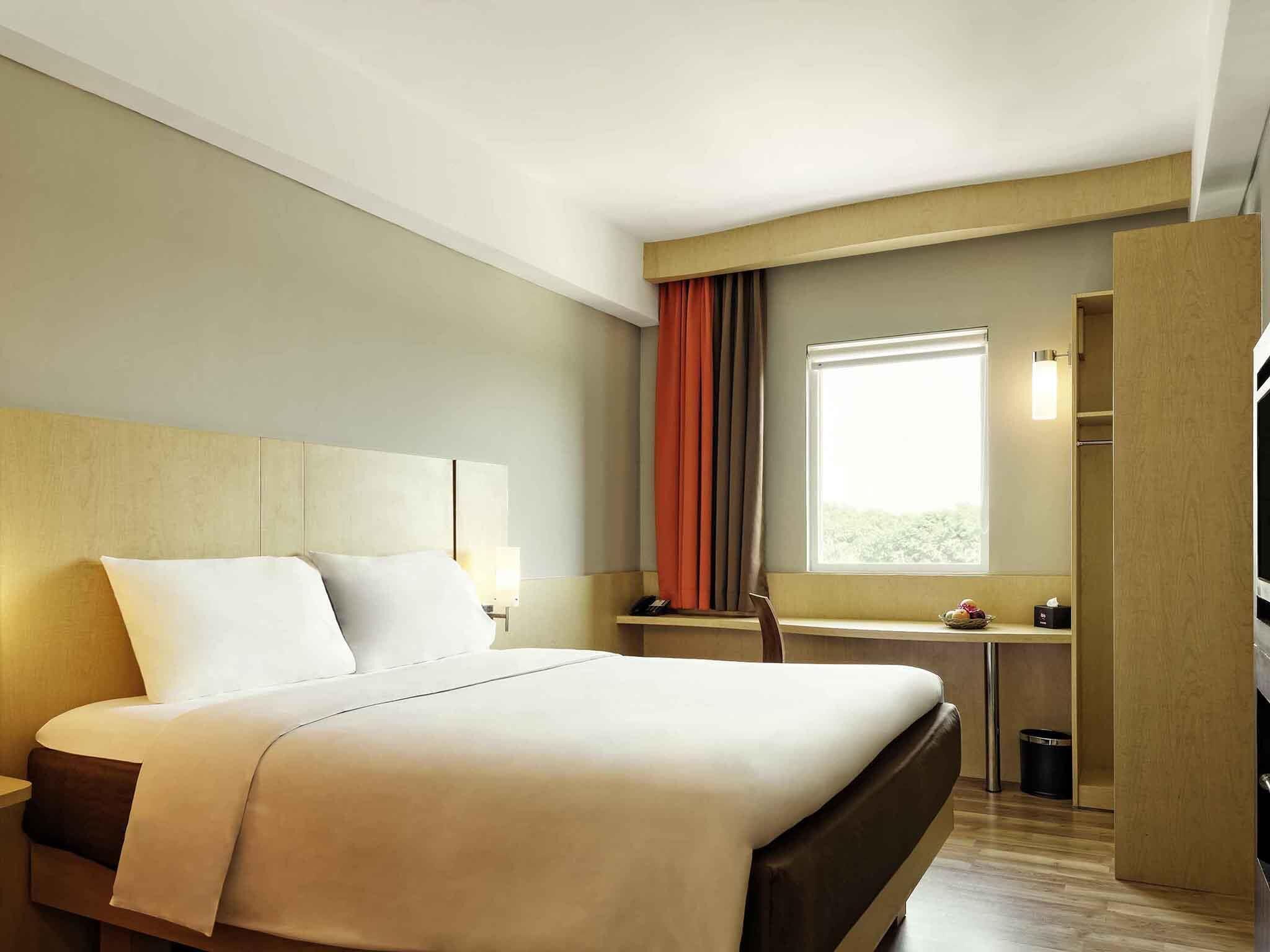 Minibar, caja de seguridad en la habitación y escritorio 