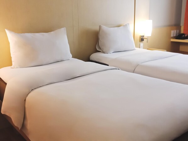 Deluxe-rum - 2 enkelsängar - utsikt mot bergen | Minibar, värdeförvaringsskåp på rummet och skrivbord