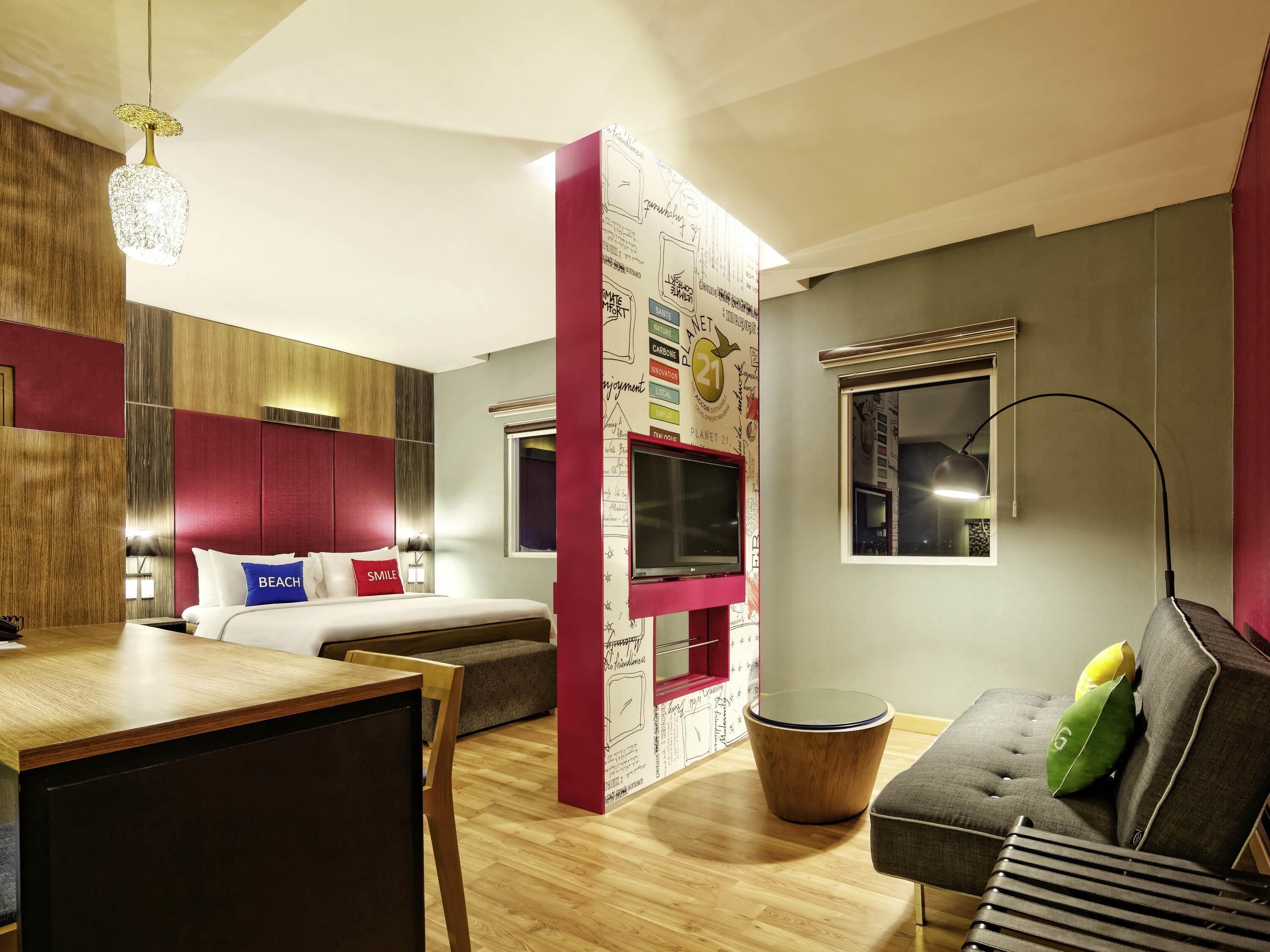 Suite empresarial, vista a la montaña | Minibar, caja de seguridad en la habitación y escritorio 