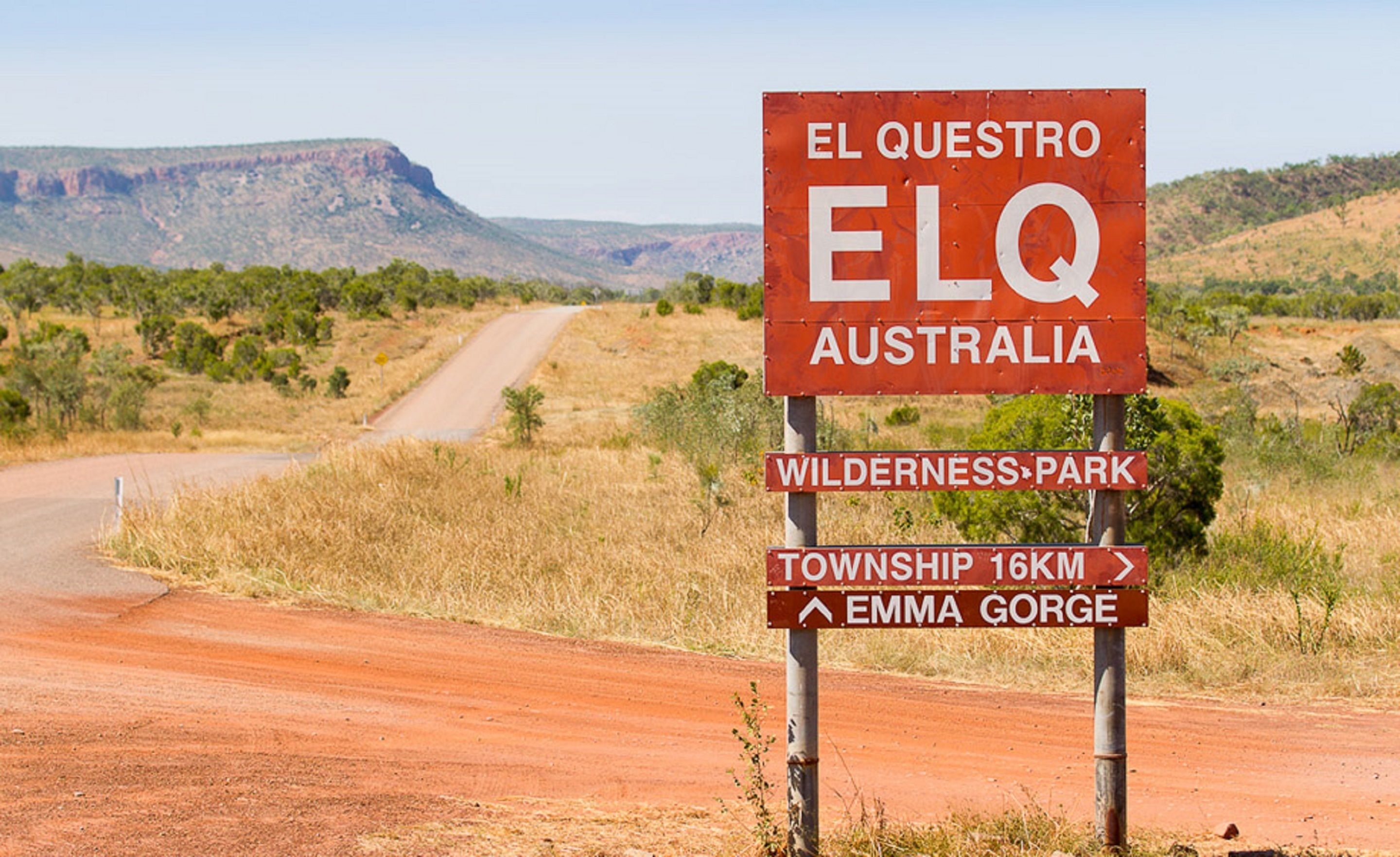 Un panneau indiquant les directions vers El Q, l’Australie, le parc de Wilderness et le canyon d’Emma.