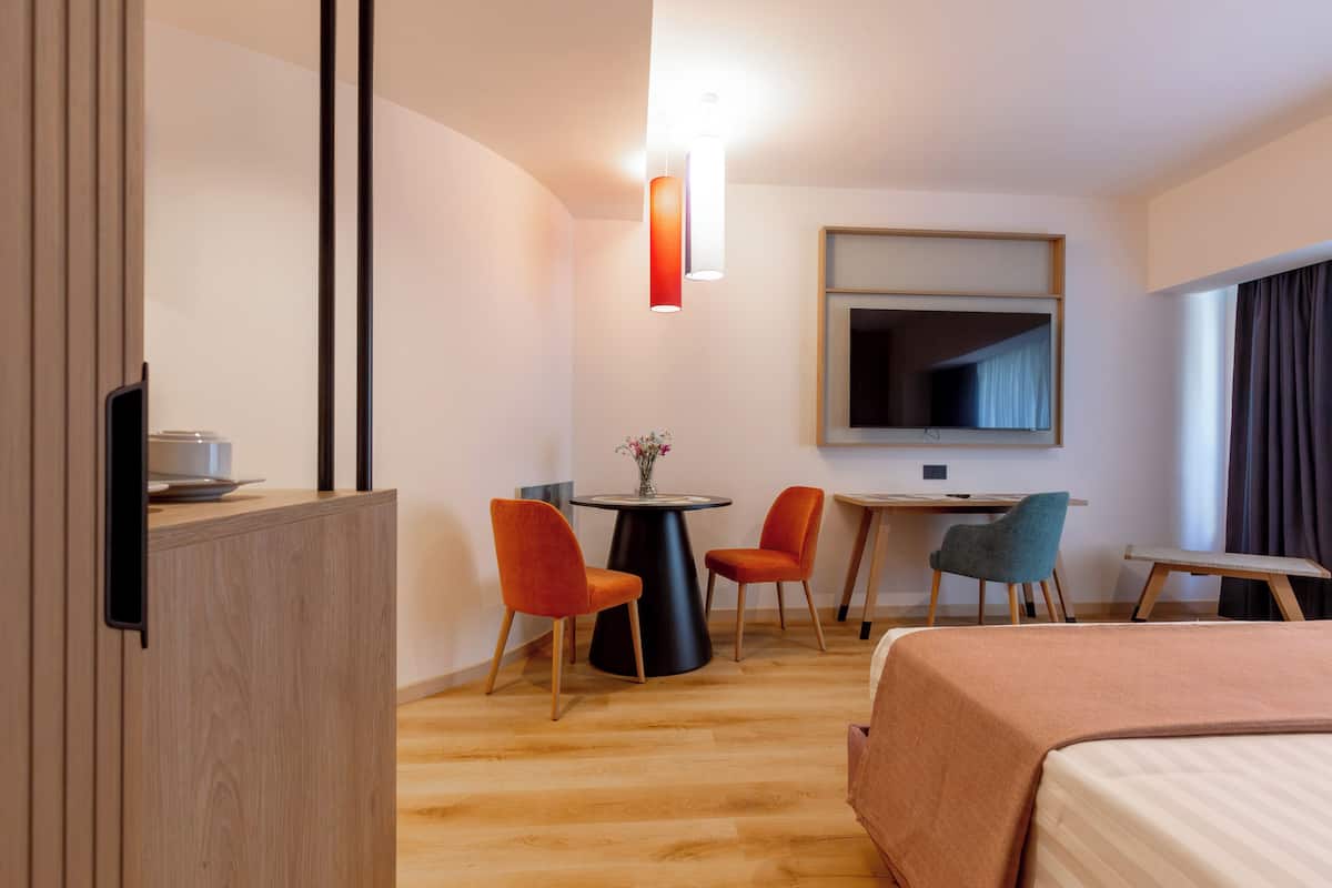 Deluxe Double Room, 1 Double or 2 Twin Beds | Minibar, in-room safe, desk, soundproofing