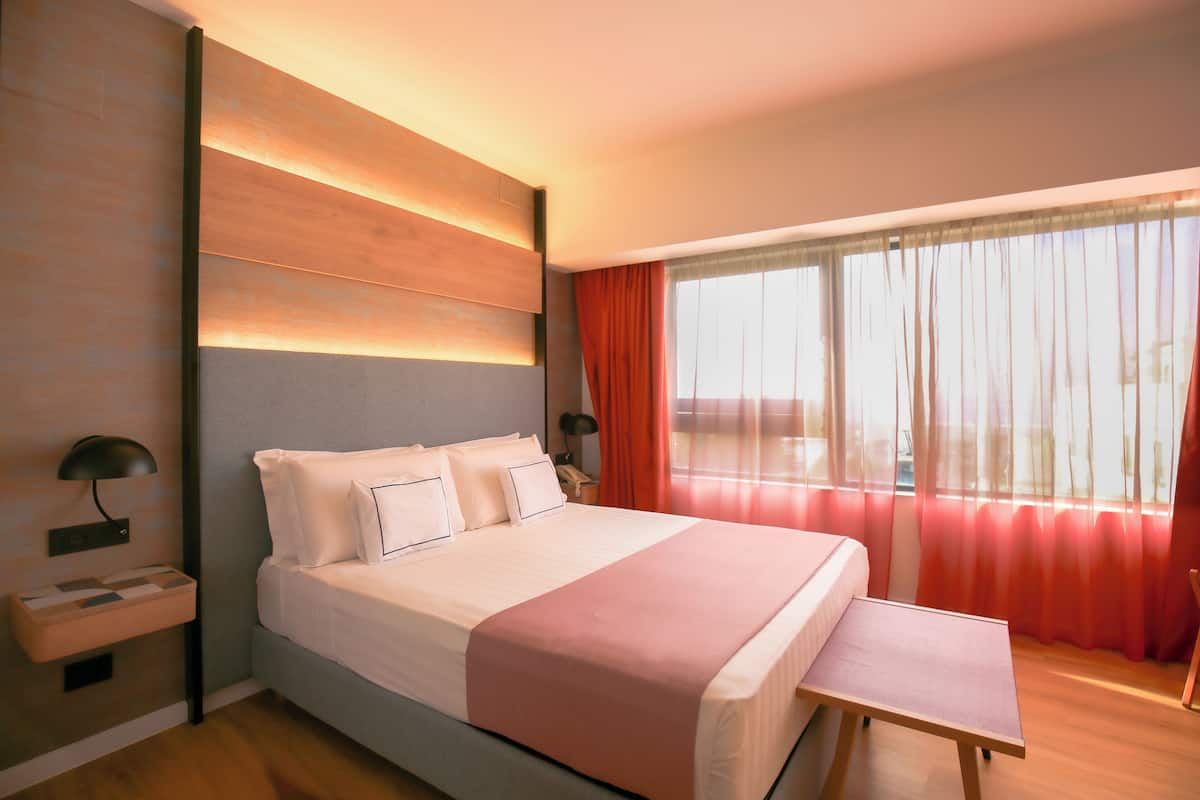 Junior Studio Suite, 1 Double or 2 Twin Beds, Non Smoking, City View | Minibar, in-room safe, desk, soundproofing