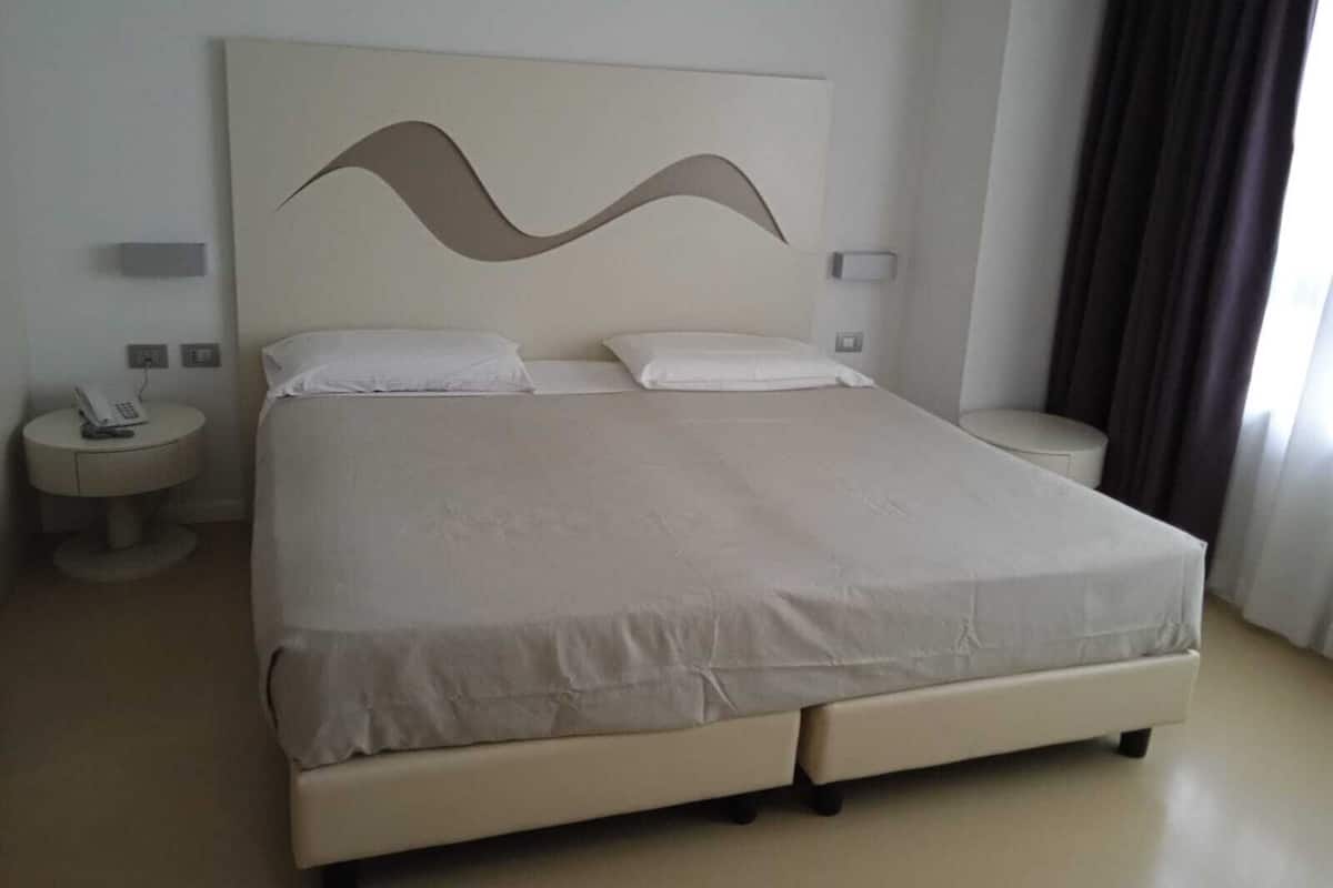 Executive Double Room, 1 Double or 2 Twin Beds | Minibar, in-room safe, desk, soundproofing