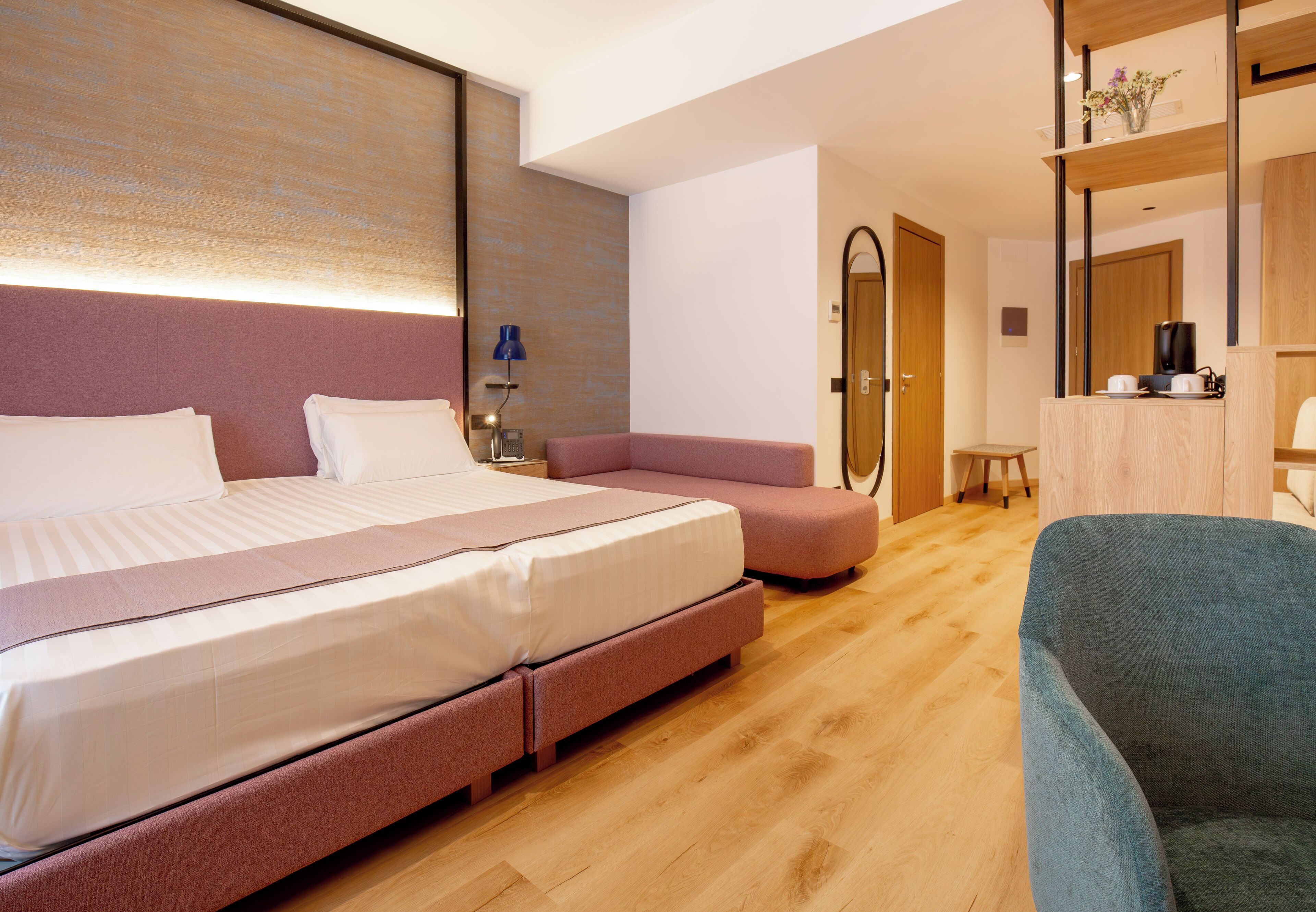 ميني بار وخزنة داخل الغرفة ومكتب وتجهيزات عازلة للصوت