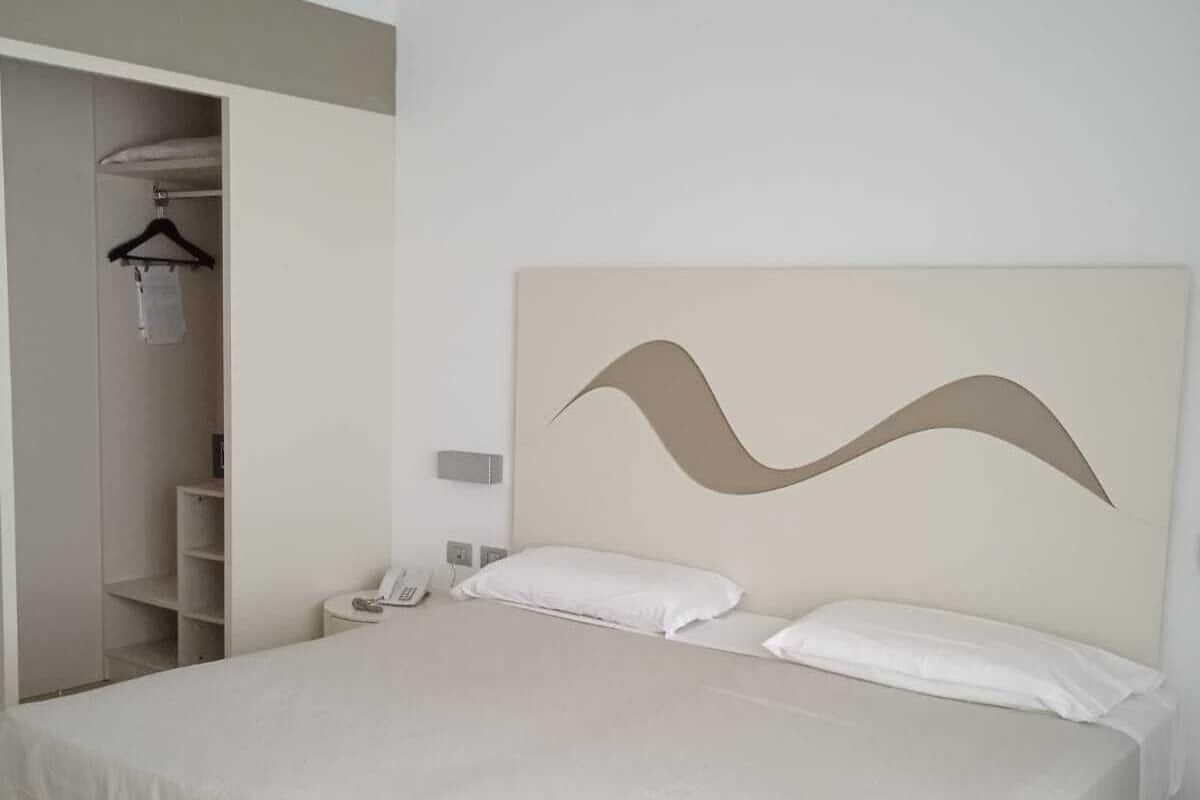 Deluxe Double Room, 1 Double or 2 Twin Beds | Minibar, in-room safe, desk, soundproofing