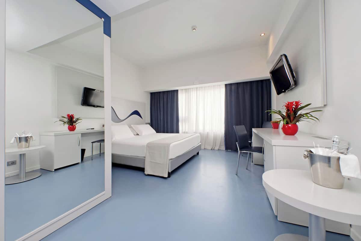 Junior Studio Suite, 1 Double or 2 Twin Beds, Non Smoking, City View | Minibar, in-room safe, desk, soundproofing