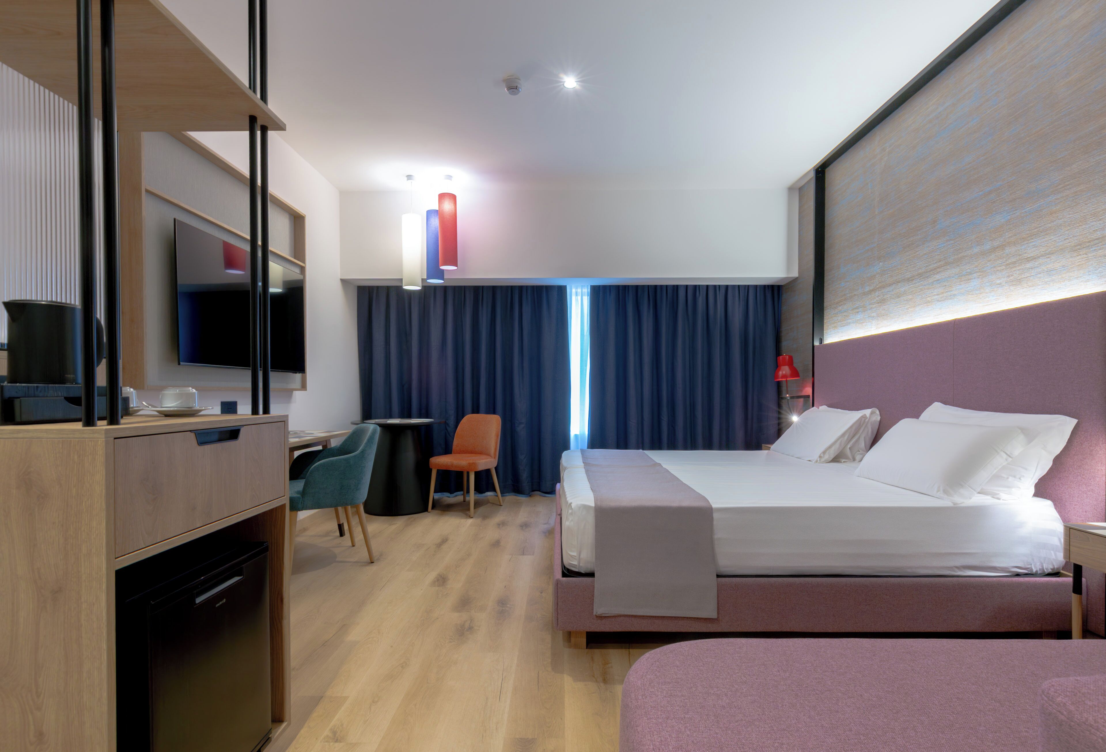 ميني بار وخزنة داخل الغرفة ومكتب وتجهيزات عازلة للصوت