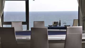 Se sirven cenas y cocina local; con vista al mar