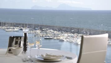 Se sirven cenas y cocina local, con vista al mar