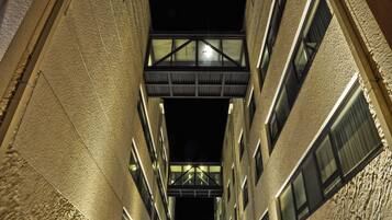 Fassade der Unterkunft – Abend/Nacht