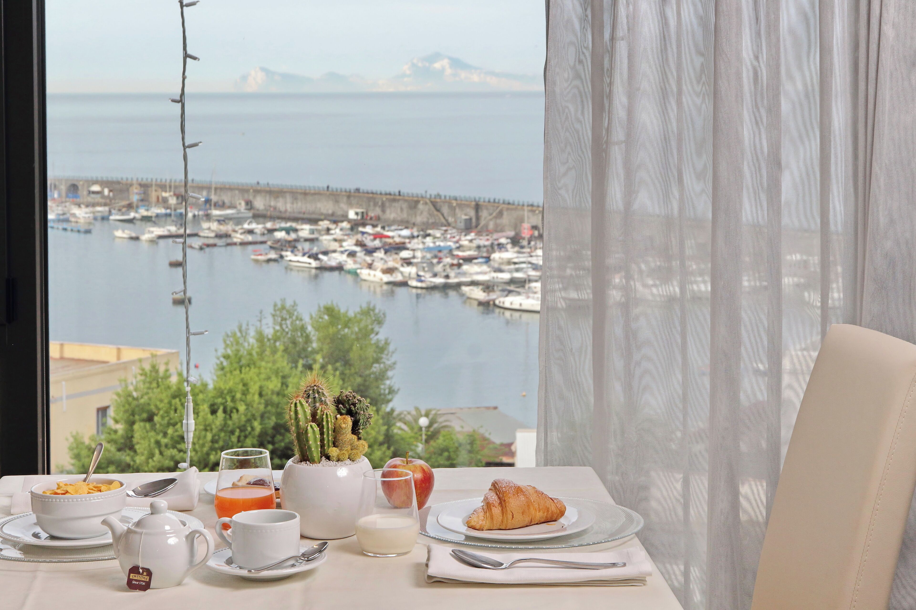 Daily continental breakfast (EUR 8 per person)