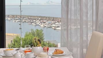 Daily continental breakfast (EUR 8 per person)