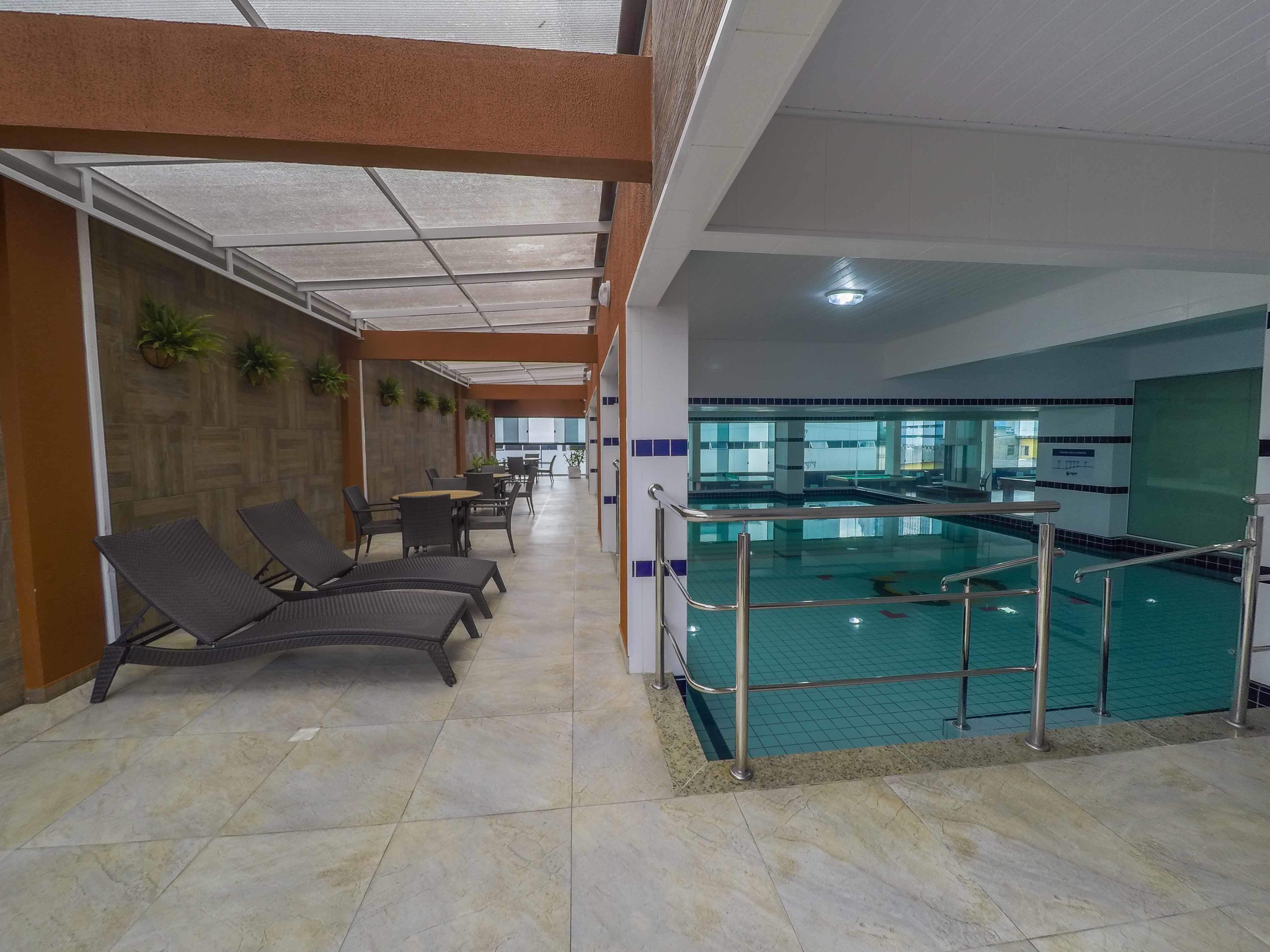 Piscina interna, espreguiçadeiras