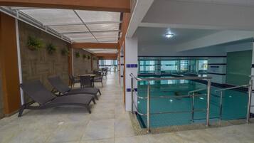 Piscina interna, espreguiçadeiras