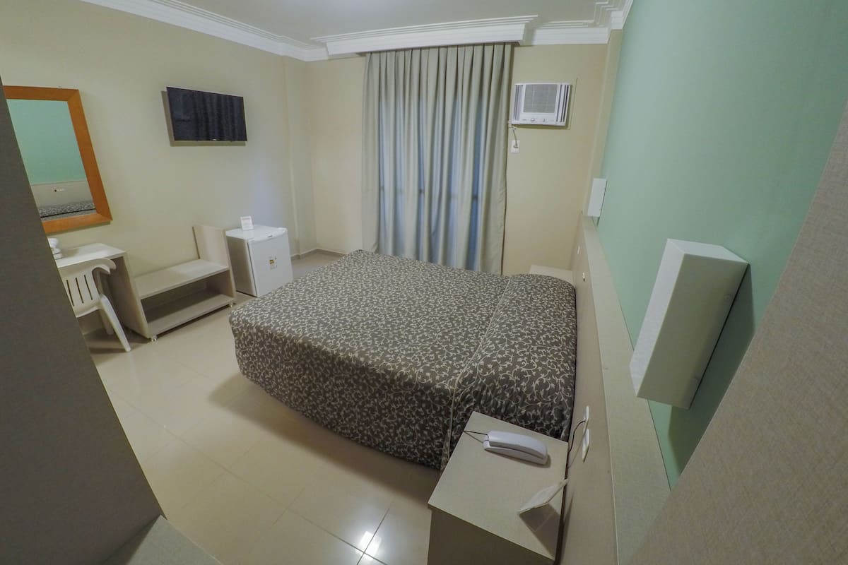 Camera doppia, 1 letto matrimoniale | Minibar, una cassaforte in camera, una scrivania